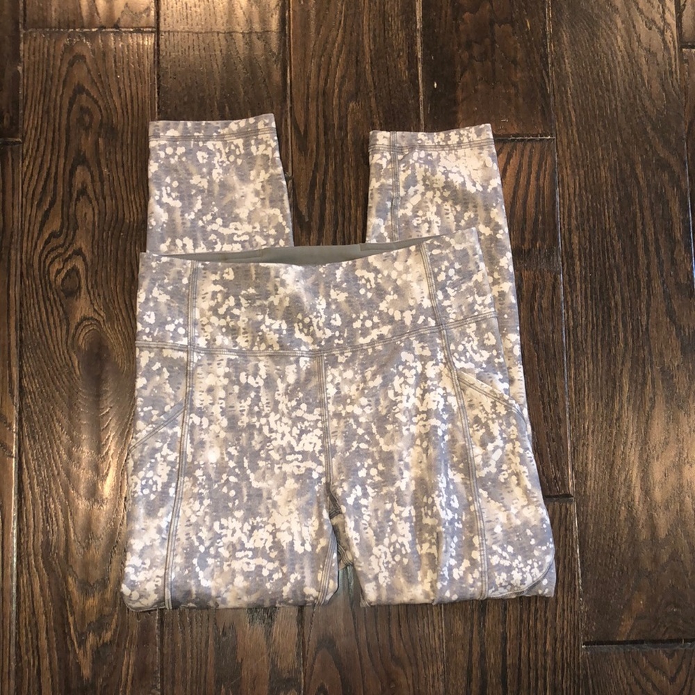 Lululemon camo athletic leggings size 6